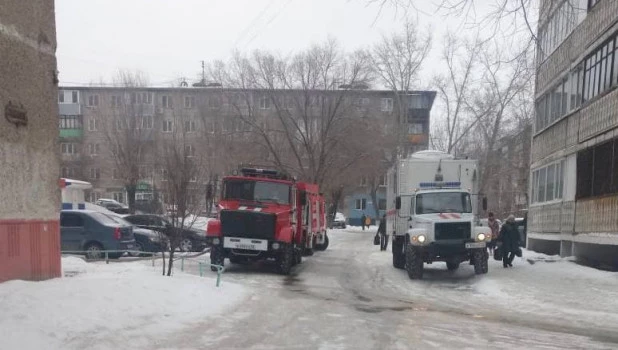 Пожар в многоквартирном доме в Барнауле.