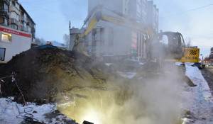 Вячеслав Франк проконтролировал устранение повреждения на теплосети в Барнауле.