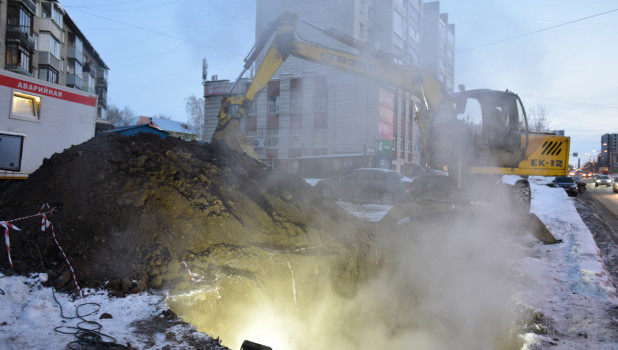 Вячеслав Франк проконтролировал устранение повреждения на теплосети в Барнауле.