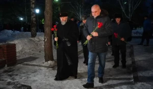 В Кузбассе почтили память погибших на шахте «Листвяжная». Сергей Цивилев (справа) возлагает цветы.
