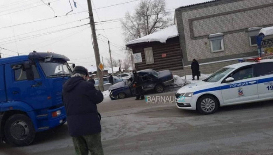 Легковушка заскочила на сугроб после ДТП в Барнауле