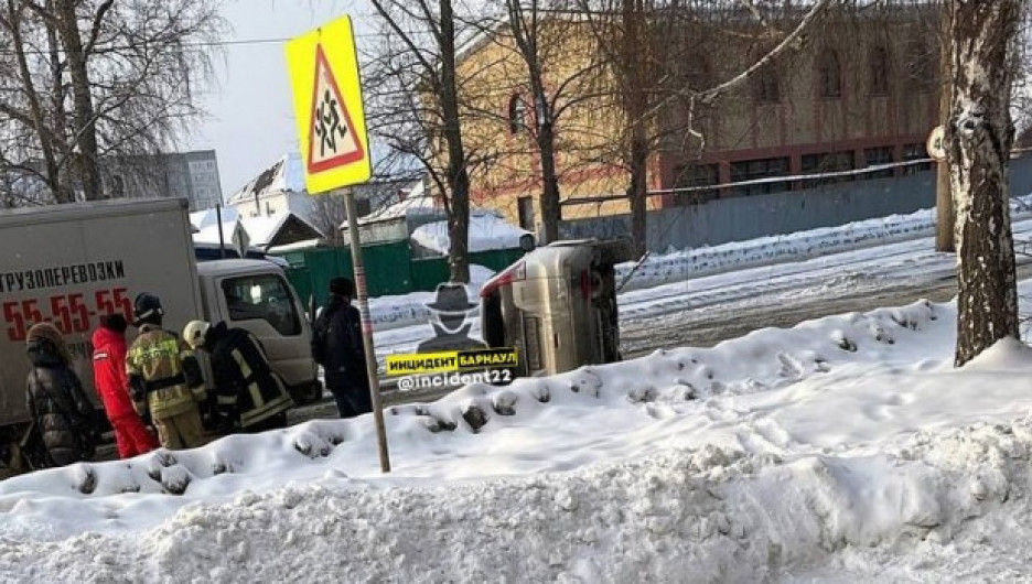 Автомобиль завалился на бок после ДТП в Барнауле