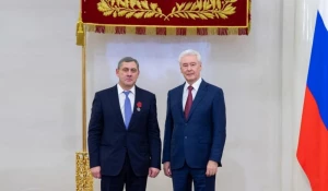 Сергей Собянин вручил Геннадию Гальперину государственную награду.