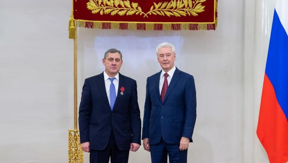 Сергей Собянин вручил Геннадию Гальперину государственную награду.