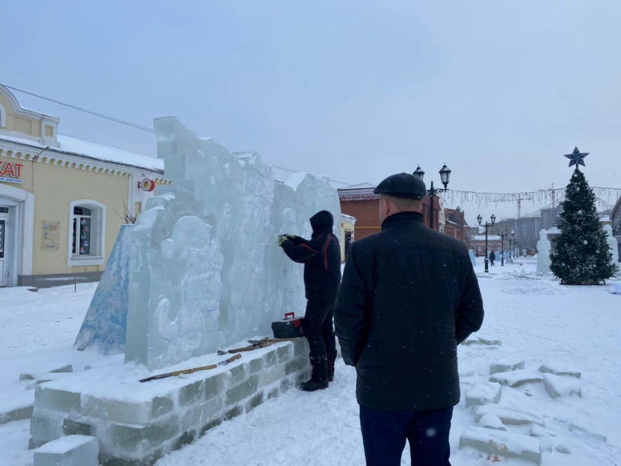 Новогодний городок на улице Мало-Тобольской в 2021 году.