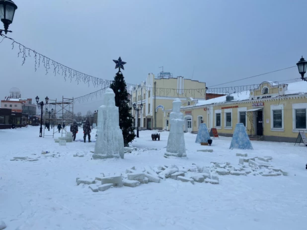 Новогодний городок на улице Мало-Тобольской в 2021 году.