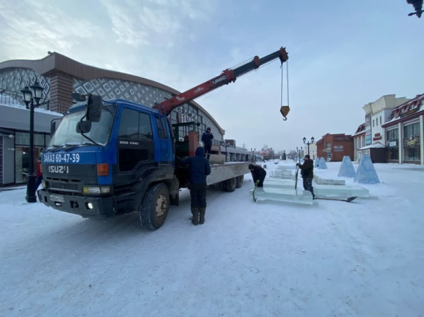 Новогодний городок на улице Мало-Тобольской в 2021 году.