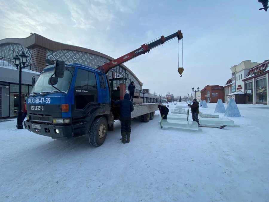 Новогодний городок на улице Мало-Тобольской в 2021 году.