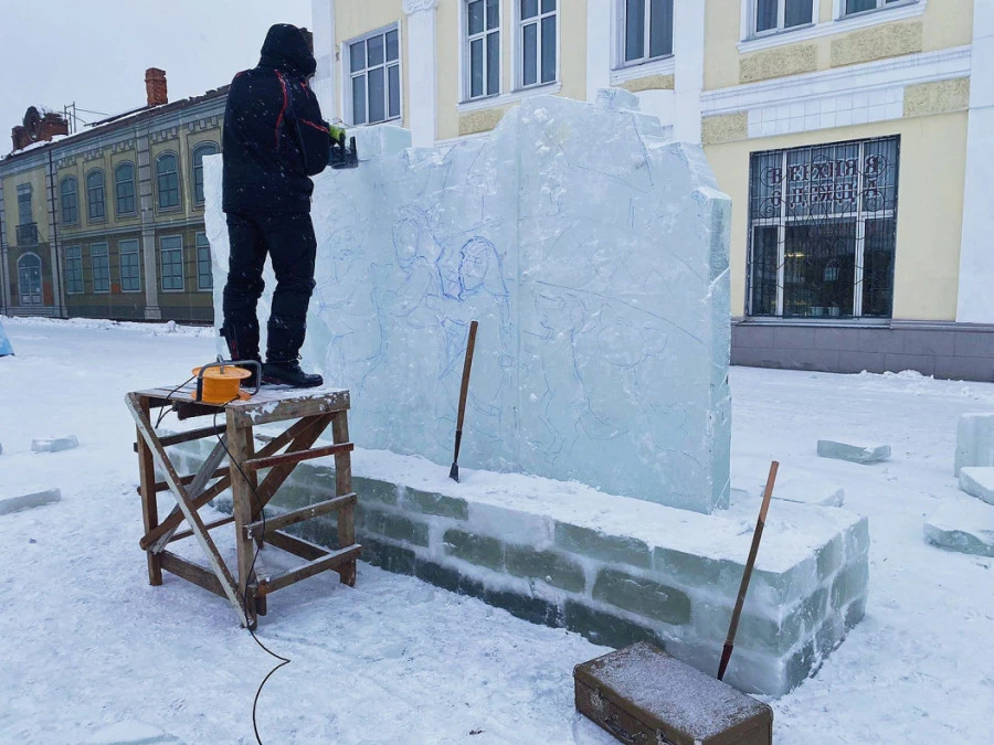 Новогодний городок на улице Мало-Тобольской в 2021 году.