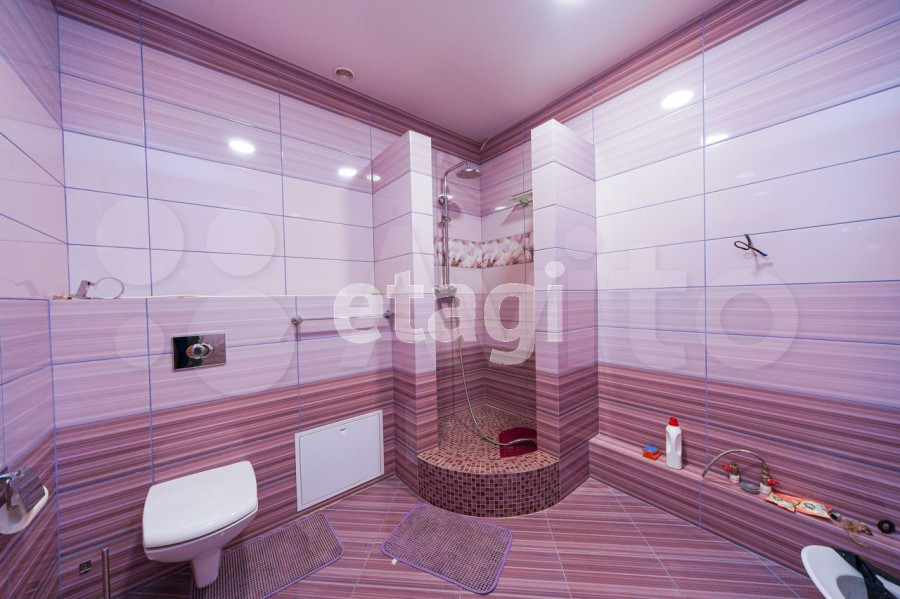В Барнауле в поселке Плодопитомник за 11,3 млн рублей продается коттедж с пурпурной ванной.