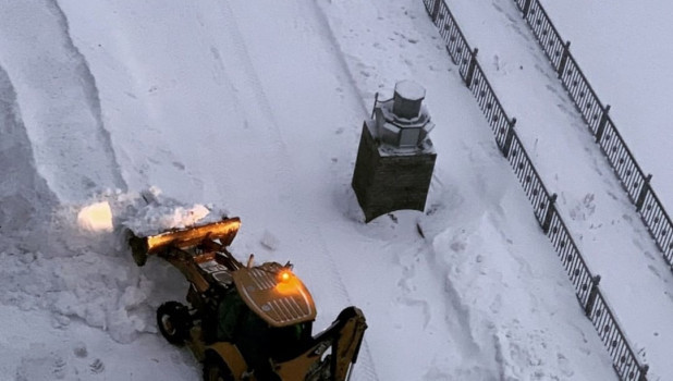В Барнауле трактор сломал снежную горку для детей.