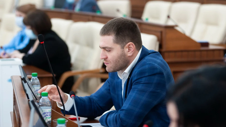 Чермен Хугаев на сессии АКЗС 16 декабря 2021 года. 
