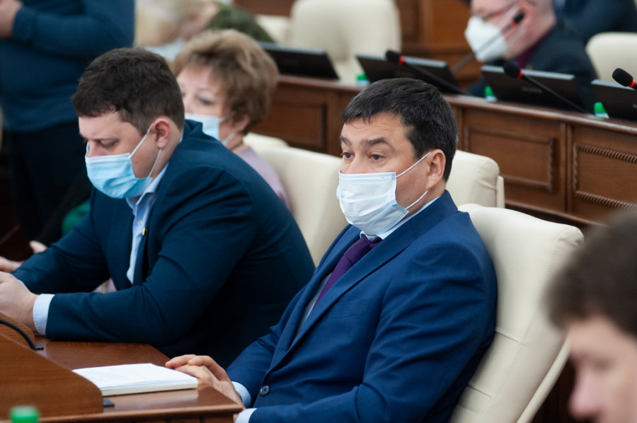 Алтайские законодатели расширили полномочия Счетной палаты, создали три совета, завалили детей подарками и закончили рабочий год