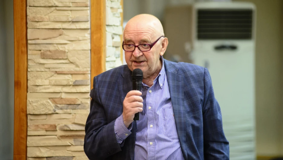 Константин Емешин.