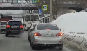 Дорожный знак "Стоп-линия" перекрыл светофор в Барнауле.