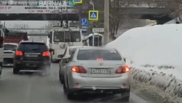 Дорожный знак "Стоп-линия" перекрыл светофор в Барнауле.
