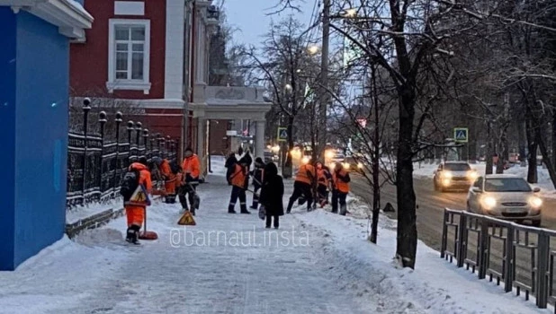 Дворники возле здания гордумы Барнаула.