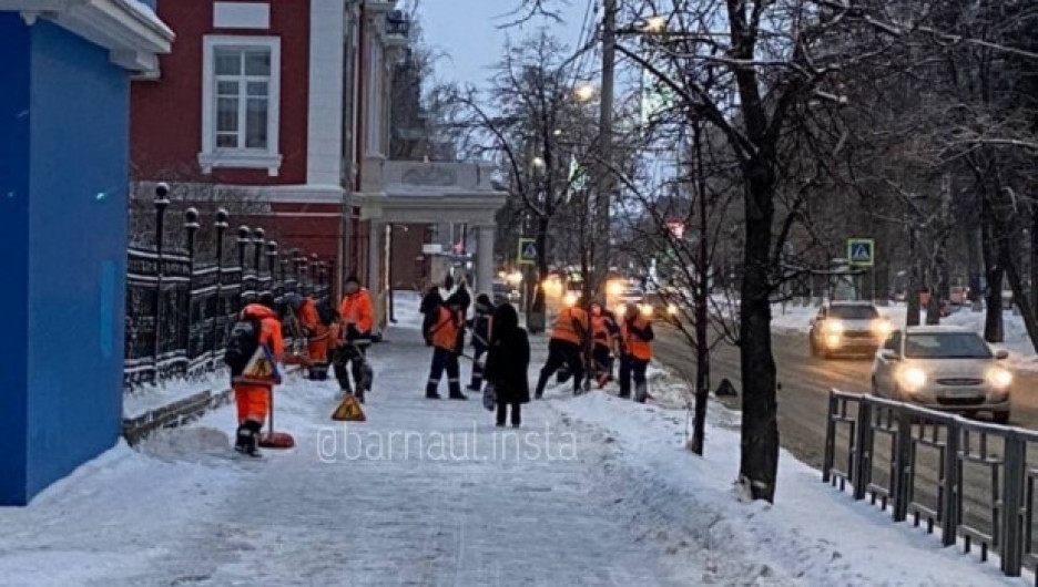 Барнаульцы заметили армию дворников, скребущих асфальт возле здания гордумы