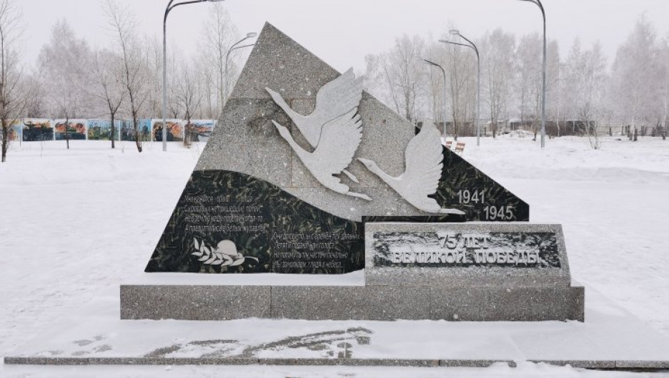 В Рубцовске повредили обелиск "Журавли", посвященный павшим советским солдатам.