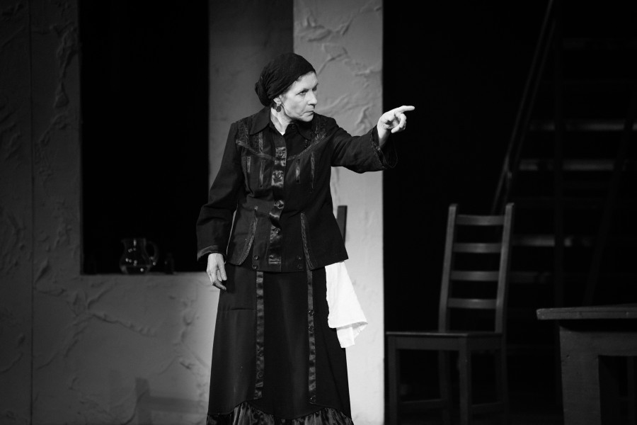 Актриса Нина Таякина на сцене Молодежного театр Алтая