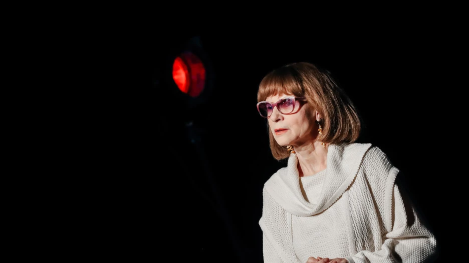 Актриса Нина Таякина на сцене Молодежного театр Алтая