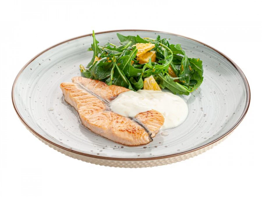Лосось с апельсиновой рукколой и цитрусовым соусом.