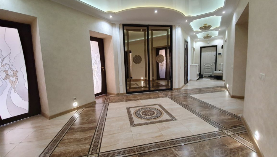 В Барнауле продается квартира-"дворец" с ремонтом почти за 8 млн рублей.
