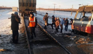 Автобус попал под поезд на переезде в Алтайском крае.