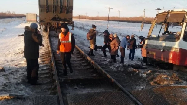 Автобус попал под поезд на переезде в Алтайском крае.