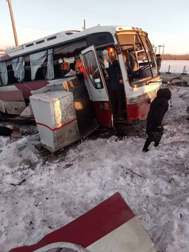 Автобус попал под поезд на переезде в Алтайском крае.