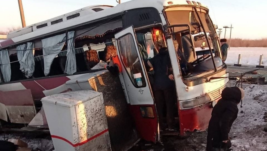 Попавший под поезд автобус с пассажирами ехал из Барнаула в Яровое