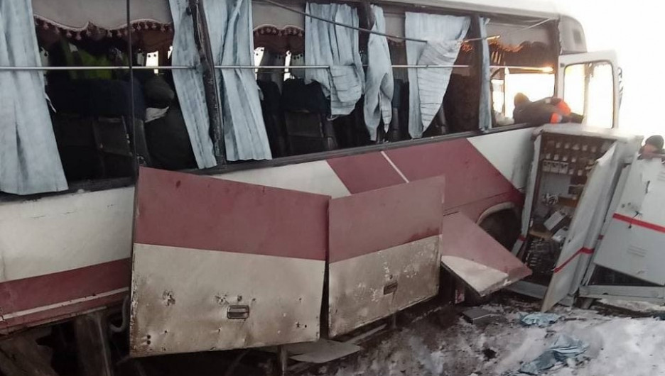 Автобус попал под поезд на переезде в Алтайском крае.
