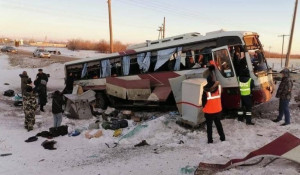 Автобус попал под поезд на переезде в Алтайском крае.