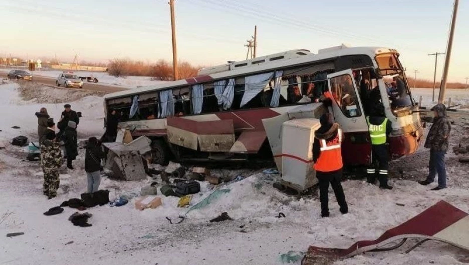 Автобус попал под поезд на переезде в Алтайском крае.