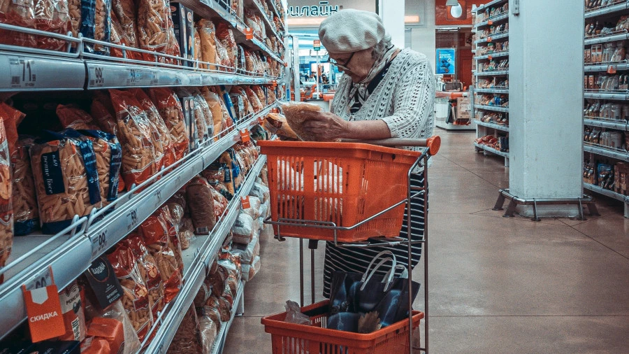 В продуктовом магазине.