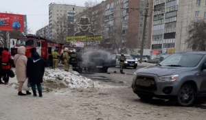 В Барнауле задымился автомобиль.