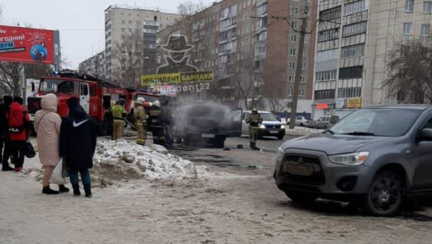 В Барнауле задымился автомобиль.