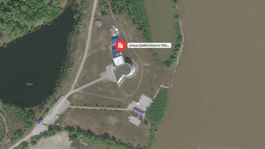 Фрагмент фотографии окрестностей парка-отеля на ул. Дамба берега Оби, 55, сделанного со спутника.