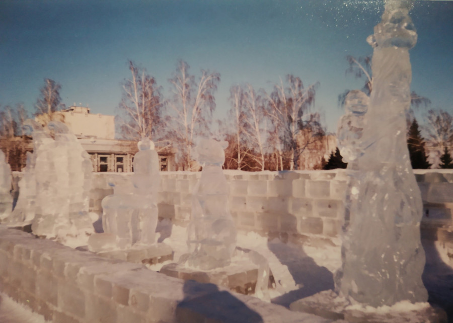Снежный городок в Барнауле в 1999 году. 