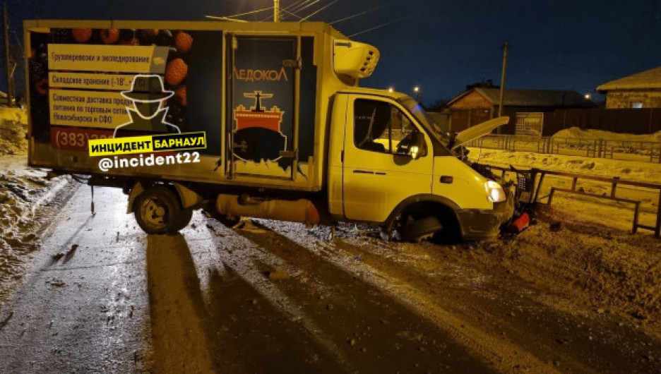 "Газель" осталась без колес после аварии с легковушкой в Барнауле