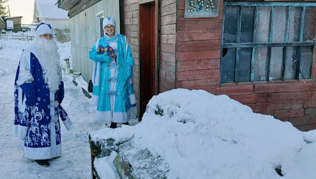 Дед Мороз и Снегурочка из алтайского УФСИН.