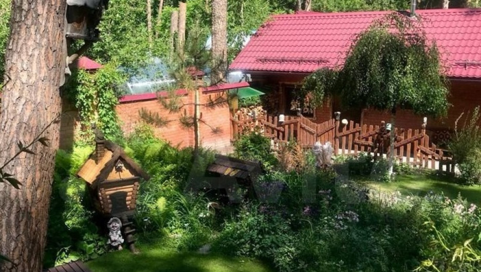 В Барнауле за 55 млн рублей продается особняк с красной комнатой и избушкой на курьих ножках.