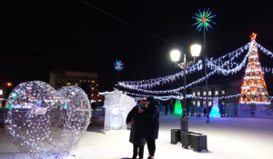 Новогодний городок на площади Мира в Барнауле.