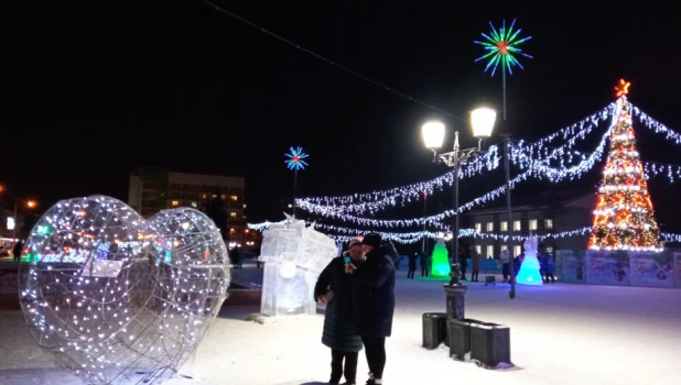 Новогодний городок на площади Мира в Барнауле.