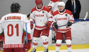 Матч по хоккею с участием Путина и Лукашенко.