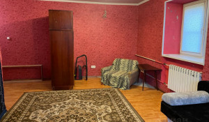 В Барнауле за 2,5 млн рублей продается красная квартира-студия.