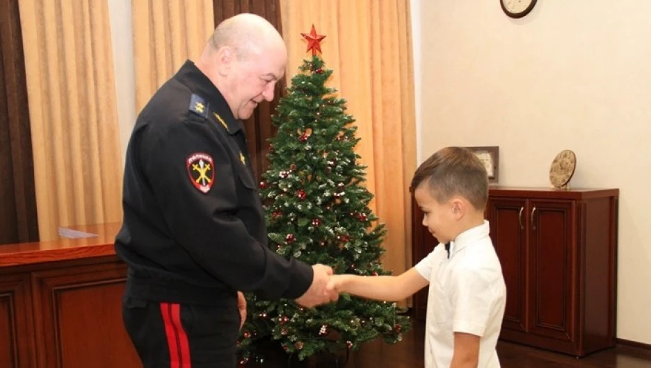 Глава алтайского МВД по-мужски пожал руку мальчику, пожелавшему увидеть настоящего генерала