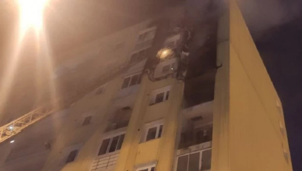 Многоэтажка загорелась в Иркутске из-за салюта.