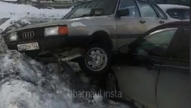 ДТП на ул. Взлетной в Барнауле.