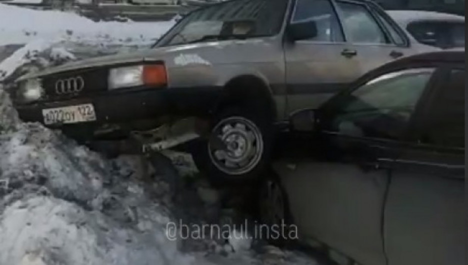 Audi "запрыгнула" на припаркованное авто в Барнауле